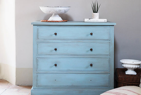 Cómo pintar muebles con Chalk Paint y pátina de cera
