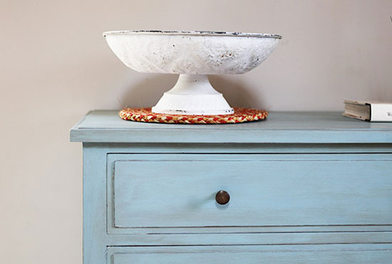 Cómo pintar muebles con Chalk Paint y pátina de cera