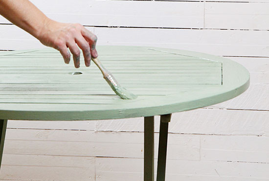 Cómo pintar muebles de exterior con la línea Versátil