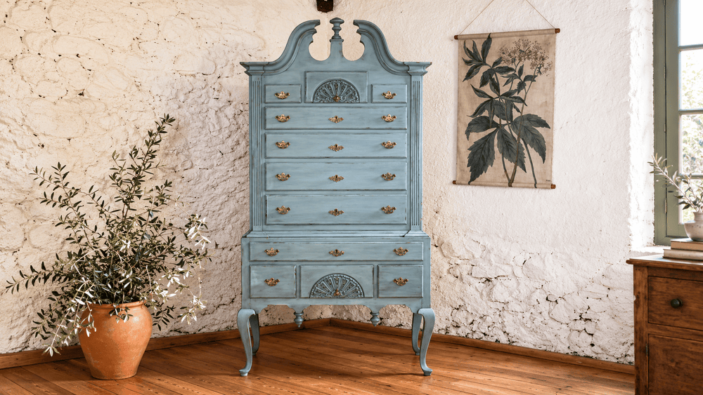 Cómo pintar muebles con Chalk Paint y dar una pátina oscura