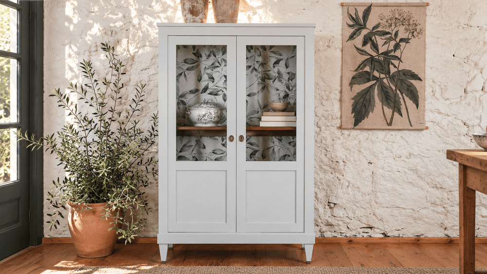 Cómo transformar una vitrina con Versátil y papel pintado adhesivo
