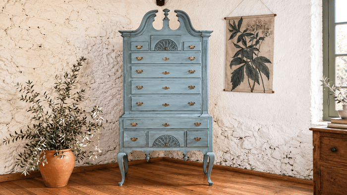Cómo pintar muebles con Chalk Paint y dar una pátina oscura