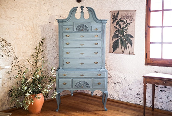 Cómo pintar muebles con Chalk Paint y dar una pátina oscura