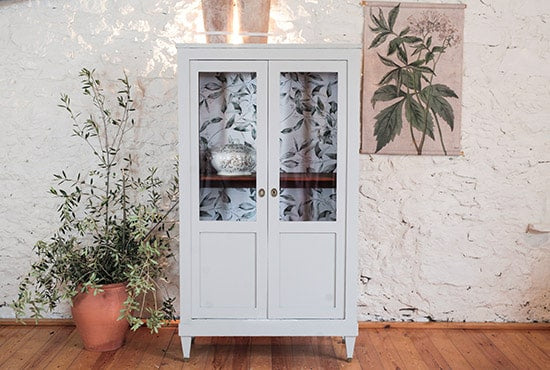 Cómo transformar una vitrina con Versátil y papel pintado adhesivo